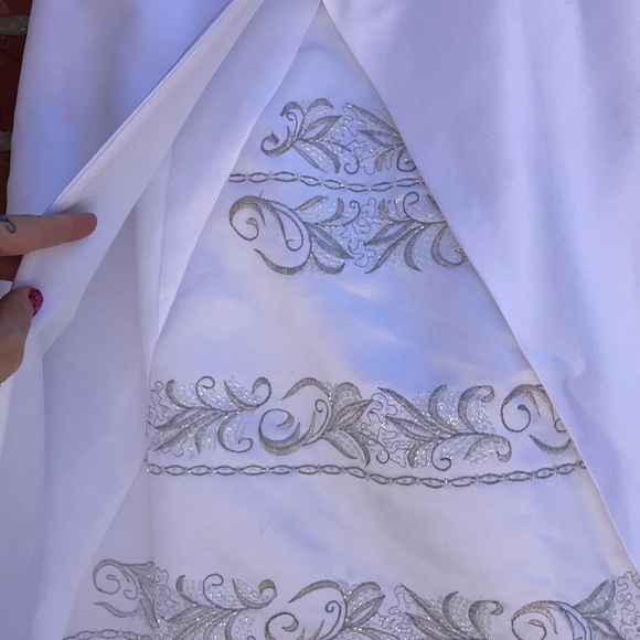 2 Be Wedding Dress - Picture 7 of 9